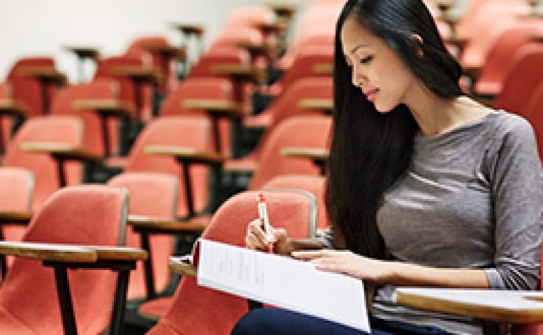 ielts-test-taker-lecture-theatre